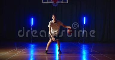 年轻的白种人篮球运动员运球训练球技霓虹蓝光背景